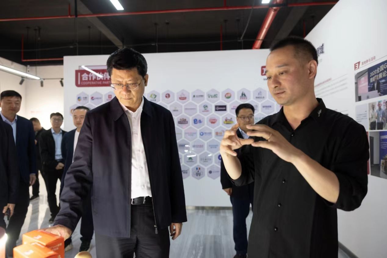 市委书记王进健来小蝌蚪影视污下载调研农业生产工作，中国扬州国际经贸旅游节上小蝌蚪影视污下载喜获农业厅颁“省级龙头企业”